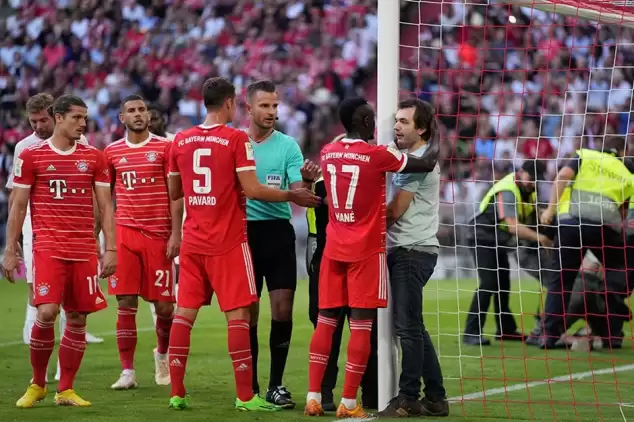 Bayern Münih maçında aktivistler kendini kale direğine zincirledi