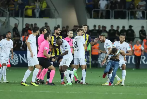 Ankaragücü taraftarı sahaya indi, Beşiktaşlı futbolcuya tekme attı