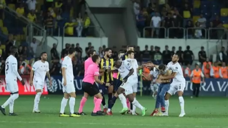 Ankaragücü Maçından Sonra Taraftarın Tekme Attığı Beşiktaşlı Cenk Tosun'dan Açıklama