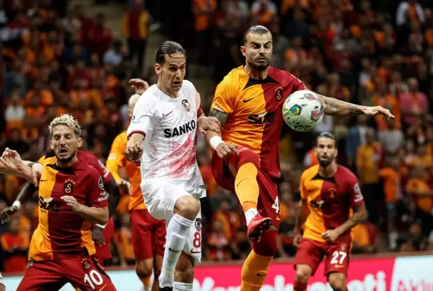 Galatasaray'da Abdülkerim Bardakcı, ilk kırmızı kartını gördü