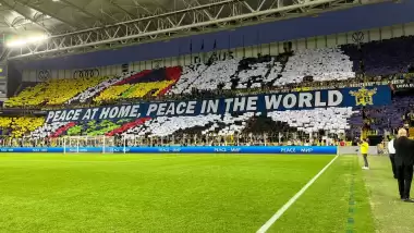 Fenerbahçe taraftarından koreografi: "Yurtta Sulh Cihanda Sulh"