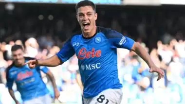 Napoli 89'da üç puanı aldı zirveye kuruldu! 