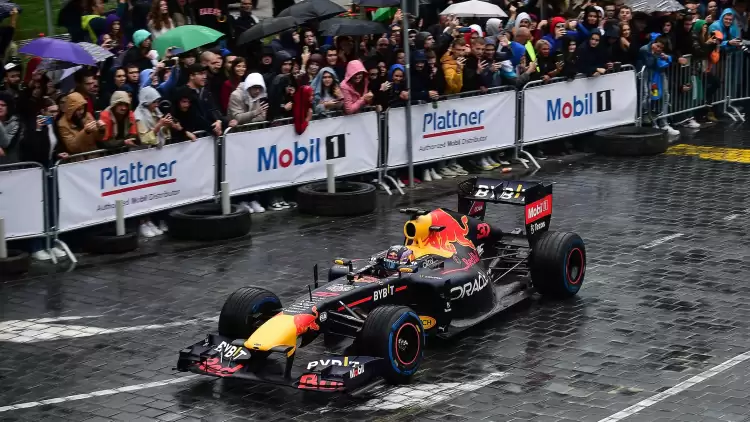 Formula 1 aracı Belgrad caddelerinde