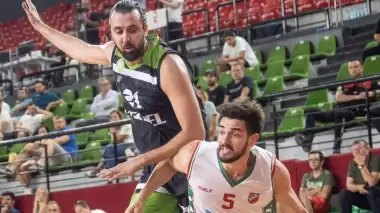 Pınar Karşıyaka evinde hazırlanıyor