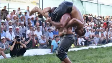 Sındırgı Güreşlerinde Yağcıbedir kemerinin sahibi Orhan Okulu oldu