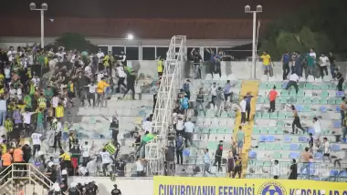 Maçta koltuklar havada uçtu!