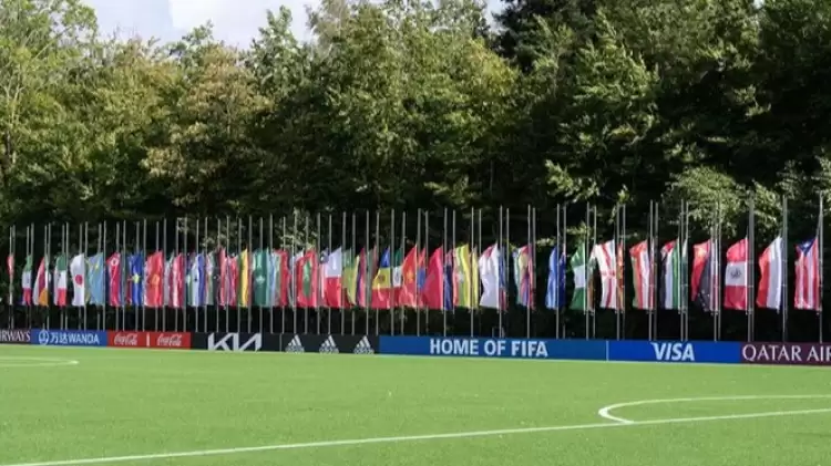 Endonezya'daki Stadyum Felaketi Sonrası FIFA merkezinde Bayraklar Yarıya İndirildi