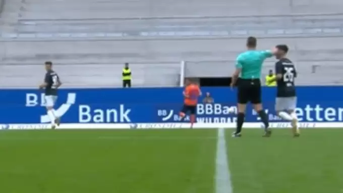 Bu kez hakem oyuncuya dirsek attı!