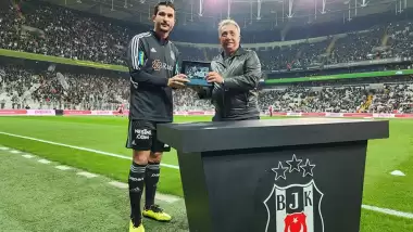 Necip Uysal'a Trabzonspor maçı öncesi plaket verildi