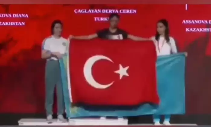 Derya Ceren Çağlayan, kürsüde Türk bayrağıyla cevap verdi