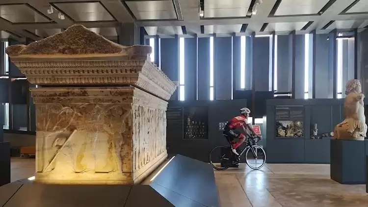 Avrupa Şampiyonu milli sporcu Ahmet Örken, Troya Müzesi'nde pedal çevirdi