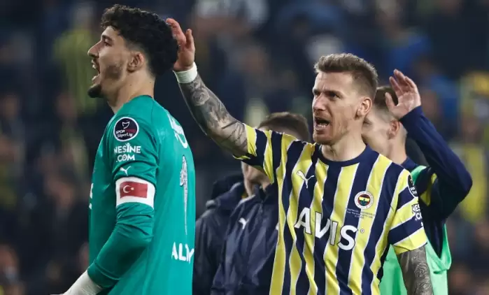 Fenerbahçe Kalecisi Altay Bayındır Başakşehir Maçında Taraftarla Barıştı