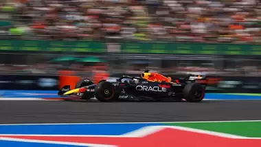 Uçan Hollandalı Meksika'da da en önde! Mercedes pilotları peşinde