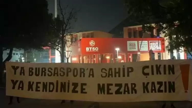 Bursaspor'da Sular Durulmuyor! Taraftardan Yönetime Pankartlı Gönderme...