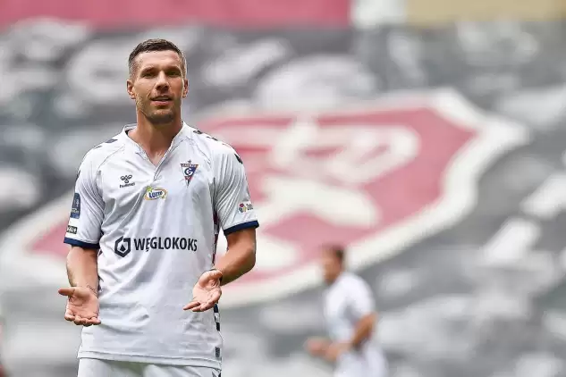 Eski Galatasaraylı futbolcu Lukas Podolski kendi sahasından gol attı