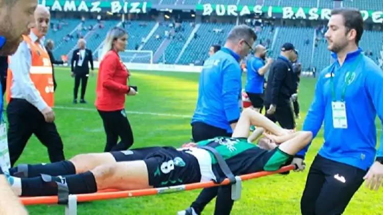 Kocaelispor-Vanspor Maçında Sahaya Giren Taraftar Futbolcuyu Sakatladı