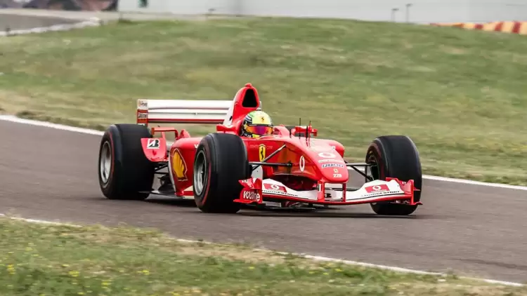 Michael Schumacher'ın efsane Formula 1 aracı rekor fiyata satıldı