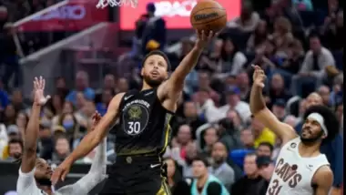 Stephen Curry alev aldı, Cleveland Cavaliers'ı devirdi!