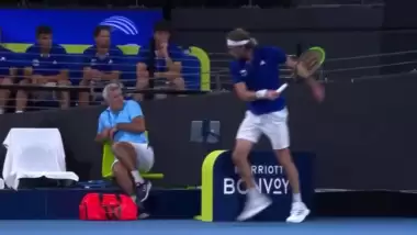 Yunan tenisçi babasına tenis topu fırlattı!