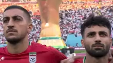 Futbol sadece futbol değildir! İranlı oyuncular milli marşlarını söylemedi