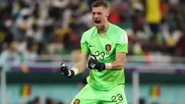 Polis olmak üzereyken, Hollanda'nın 1 numaralı kalecisi oldu