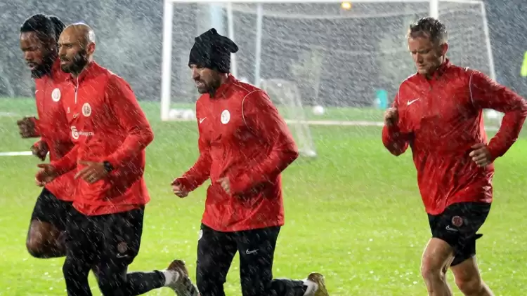 Antalyaspor, 10 günlük iznin ardından yağmur altında çalıştı