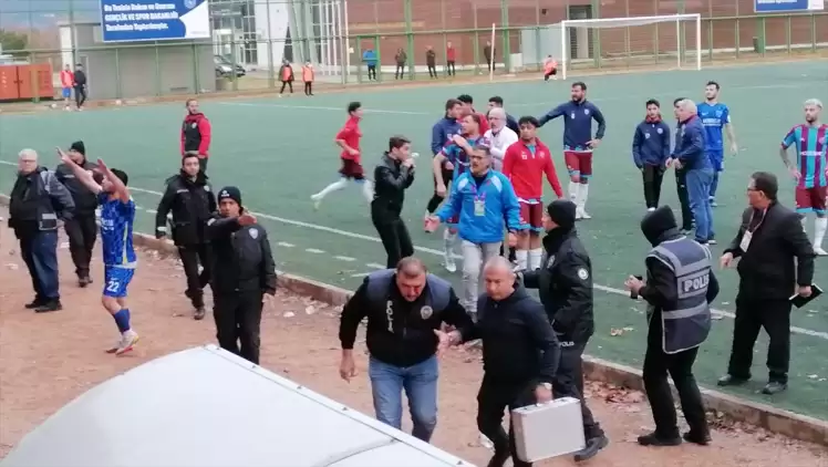Bursa'da amatör ligdeki olaylı maçta biri polis iki kişi yaralandı