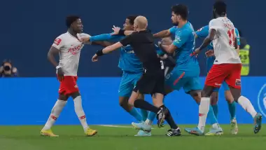 VİDEO | Dev maçta futbol değil, tekmeler konuştu! 6 kırmızı kart...