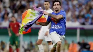 Sahaya atladı, One Love yasağını deldi