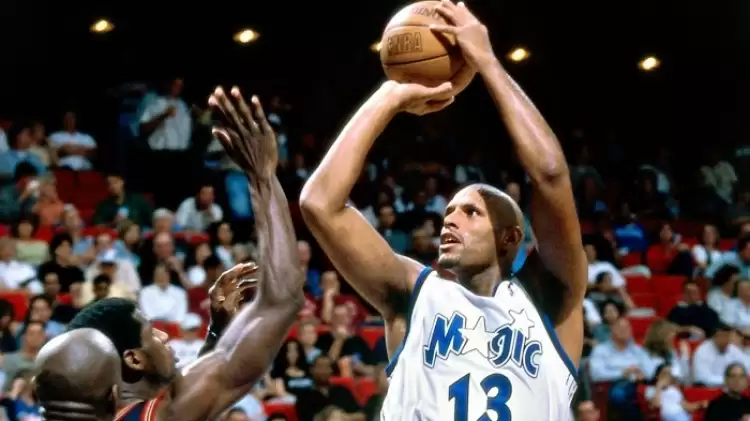 NBA Eski Yıldızı John Amaechi, Heathrow Havalimanında Boyu Yüzünden Aşağılandı