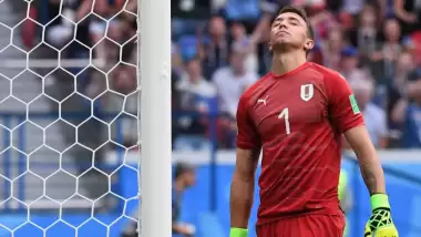 Muslera tarihine geçmeyi kaçırdı! 