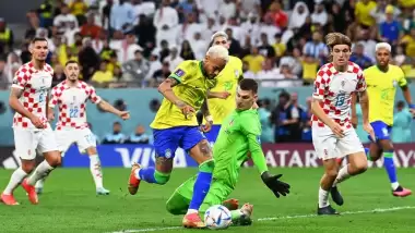 Neymar, Pele'nin rekorunu egale etti