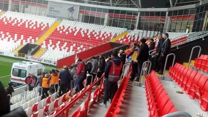 Taraftar ölürken hakemler maçı durdurmadı!