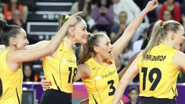 VakıfBank set vermeden yarı finalde!