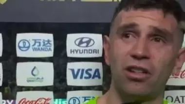 Ağlayan futbolcuyu o da ağlayarak tercüme etti!