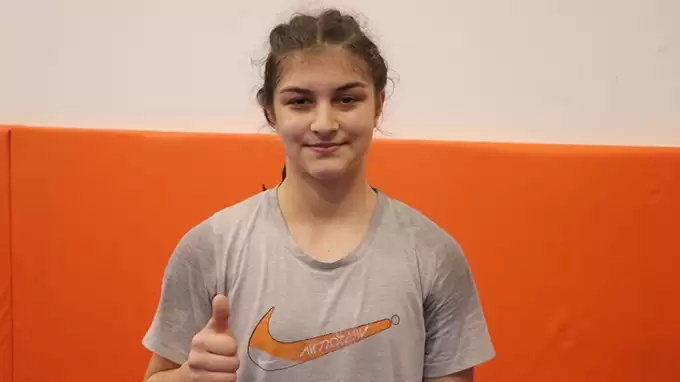 Milli güreşçi idolünün izinden gidiyor!