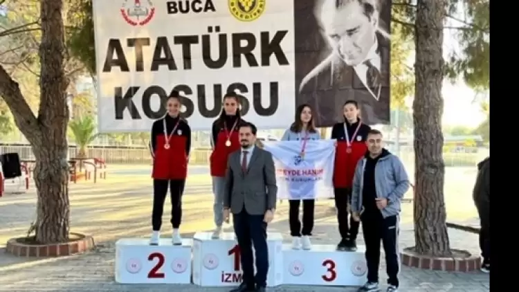 İzmir Şirinyer Hipodromunda Öğrencilere Yönelik Atatürk Koşusu Düzenlendi 