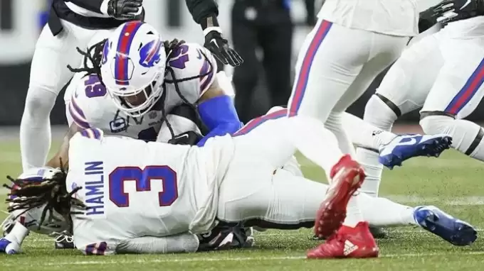 VİDEO | NFL'de şok olay! Oyuncu kalp krizi geçirdi, maç ertelendi