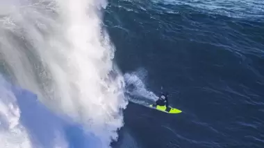 Deneyimli sörfçü dalgaların üzerinde öldü