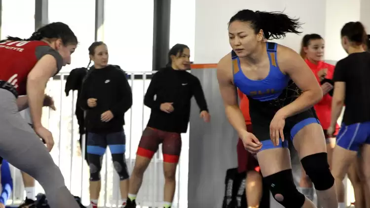 Kırgız kadın güreşçiler ülkelerinin tarihine geçti!