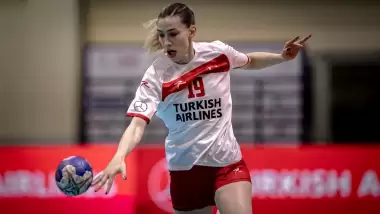 Milli hentbolcu Karadağ takımına imza attı!