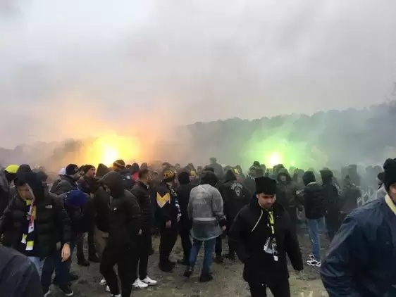 Fenerbahçeli Taraftarlar Türkiye Futbol Federasyonu Binasına Yürüyor