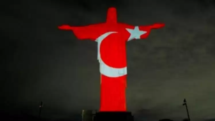 Brezilya'da İsa Heykeli'ne Türk Bayrağı! Alex de Souza Paylaştı