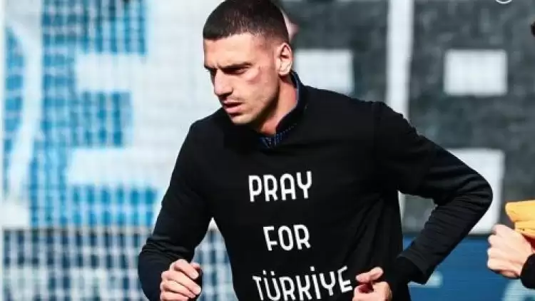 Merih Demiral Isınmaya 'Türkiye İçin Dua Et' Tişörtüyle Çıktı