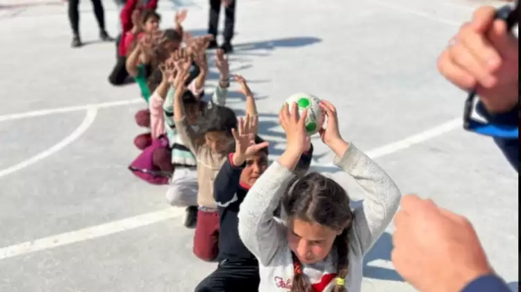 Türkiye Hentbol Federasyonu Gönüllü Timi, Nurdağı'nda depremzede çocuklar ile buluştu.