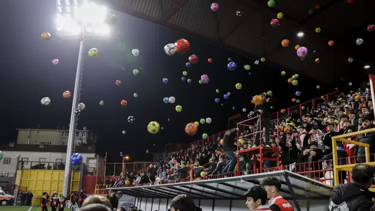 Pendikspor Taraftarı Depremzede Çocuklar İçin Sahaya Futbol Topu Attı