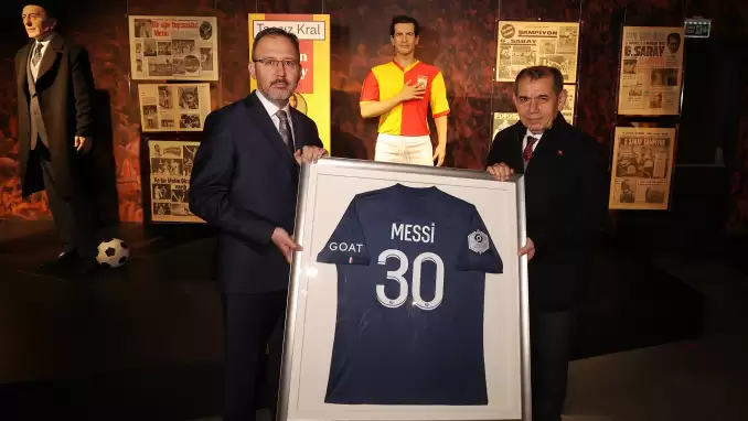 Kasapoğlu, Messi'nin imzalı formasını depremzedeler için G.Saray'a bağışladı