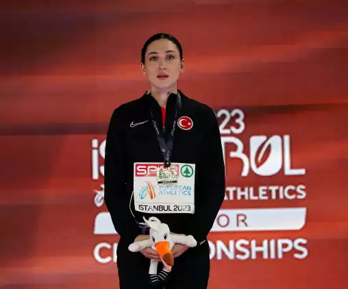 Milli Atlet Tuğba Danışmaz, Düzenlenen Törenle Altın Madalyasını Aldı