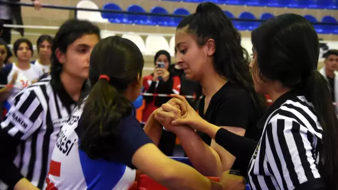 Bilek güreşi müsabakalarına 300 sporcu