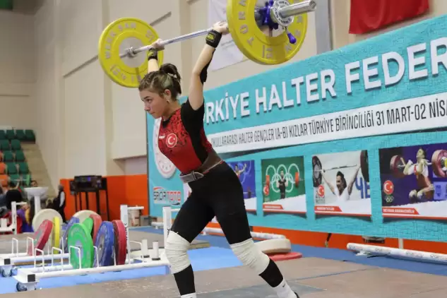 Genç Kızlar Türkiye Halter Şampiyonası Kuşadası'nda Başladı